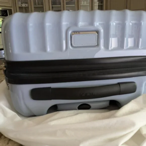 TUMI 19 Degree International Expandable Carry-On Suitcase - Picture 5 of 7